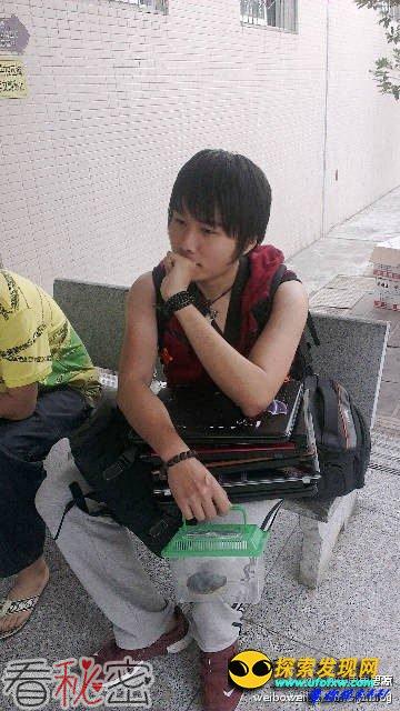 中国好室友地震中抱宿舍6电脑3单反和龟逃生