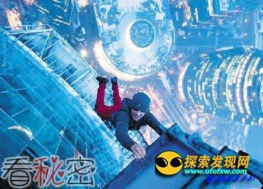 乌克兰现实版“蜘蛛侠”悬挂摩天楼 很渗人