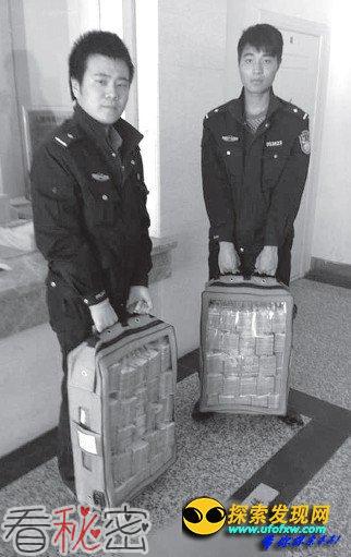 男子取500万现金装透明袋拎不动 报警求助