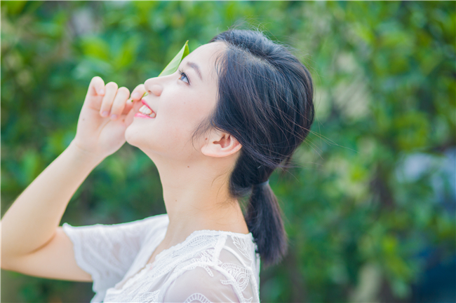 给野兽献花 在宝马车中他们压抑不住情愫(2)