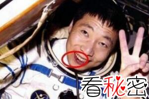 杨利伟出舱时满脸鲜血，零件划伤嘴角被故意夸大