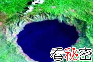 天然形成的博苏姆推湖，陨石撞击地球形成的圆锥形深坑