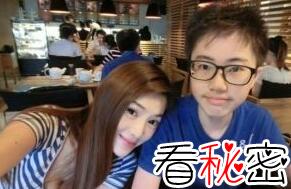 46岁南京不老仙妈宛如少女，与16岁儿子王纪庭拍照像情侣