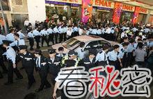 陈冠希在数百名警察保护下离开