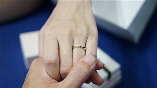 女网友跨坐型男同事腿上问「要吗」 同事回应让她糗翻天！