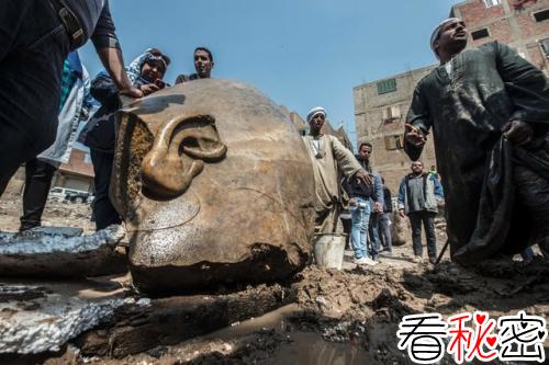 埃及考古发现3600年前的法老雕像