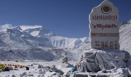 珠穆朗玛峰属于中国还是尼泊尔