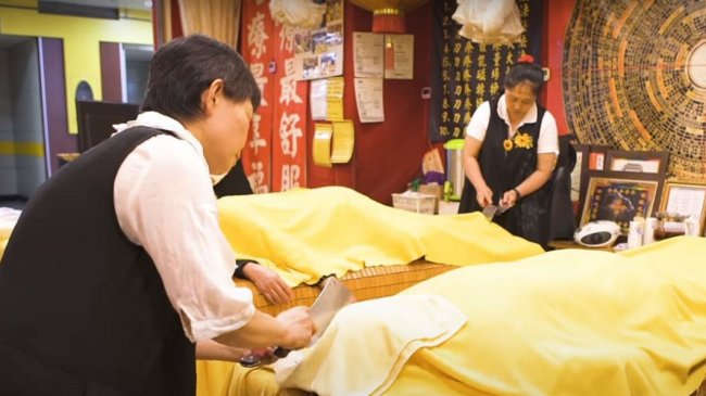 越「砍」越健康！ 台湾刀疗按摩纾缓疼痛