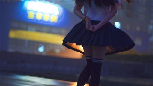 色男鞋子装相机想「偷拍」裙底 结果还没拍先炸伤脚趾