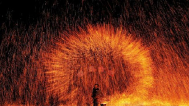 「打树花」流传500年 火树银花煞是好看