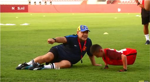 哈萨克斯坦无腿男孩热爱足球 偶像马拉度纳替他圆梦