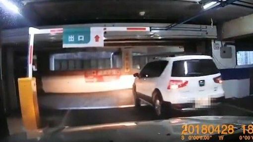 付钱准备离开！结果杀出「程咬金」轿车 害车主出不去