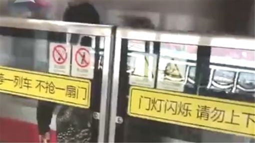 上海女子硬闯地铁！意外卡在「闸门与列车」之间　险象环生