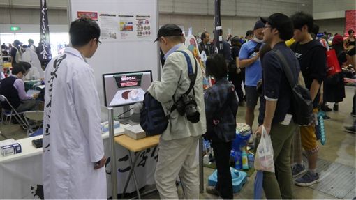 日本粪便学会推「模拟粪便仪器」！意外引人潮排队摸便便