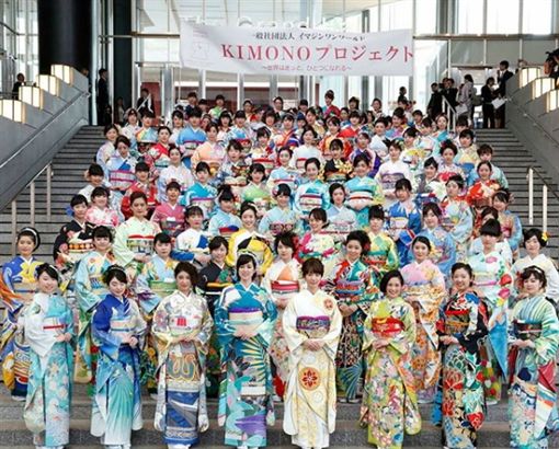 日本职人迎接东京奥运 特制196国特色和服