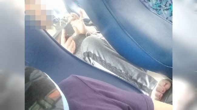 大妈伸脚卡坐椅 网友出招超级狠