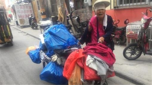儿子开宝马被骂翻！75岁「摆摊母亲」怒斥：别不懂装懂