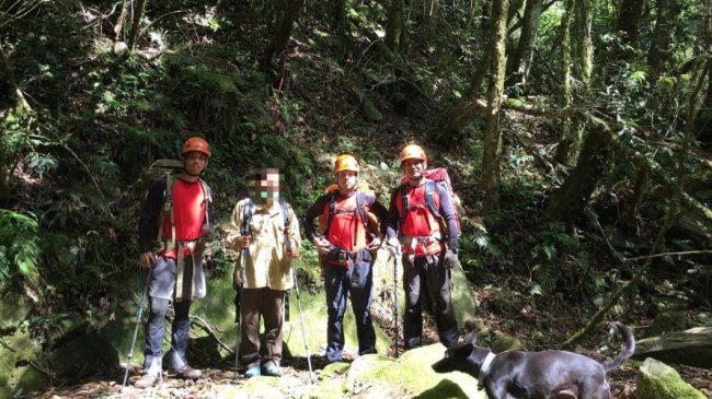 1人1犬受困山区7天 只靠分食「一包花生」撑下来