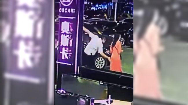 手贱男对女子袭臀 代价是遭10多人暴打狂踹