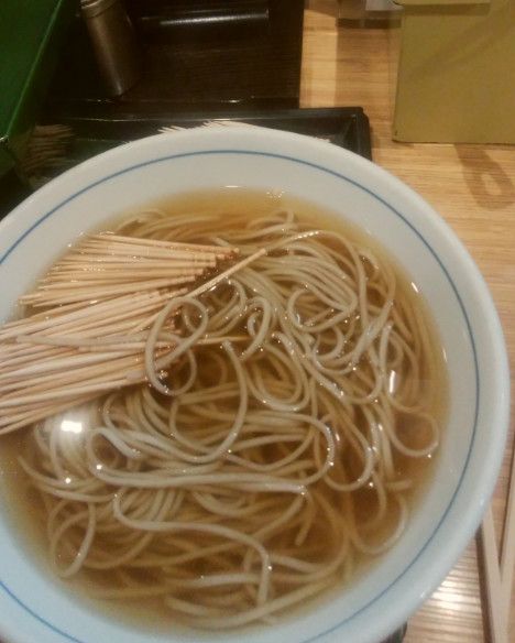 日本男子吃拉面！意外加「这味」　笑翻网友：吃完恐GG