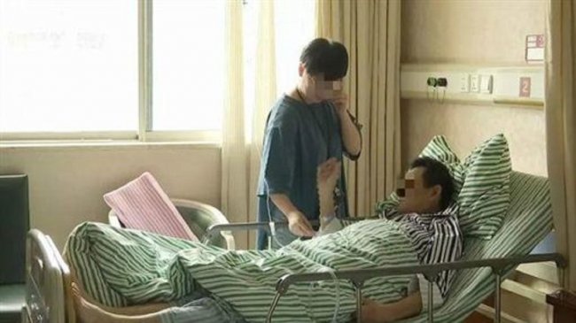 男子腹痛就诊「大肠竟在脖子上」 医生：他竟忍了16年