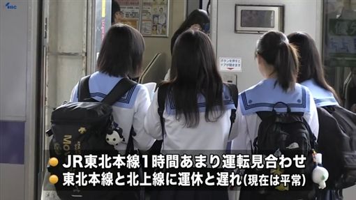 男同学遭电车撞「凭空消失」 网友惊呼：穿越时空了？