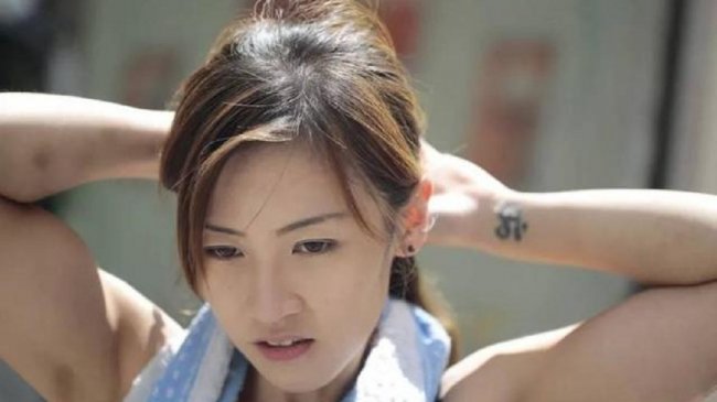 超正女搬运工爆肌拉货 网友称：比靠露胸的强太多了！