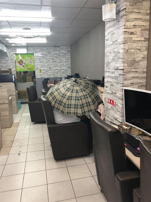 不能说的秘密！阿伯网咖「撑伞」 网友恍然大悟原来是这样