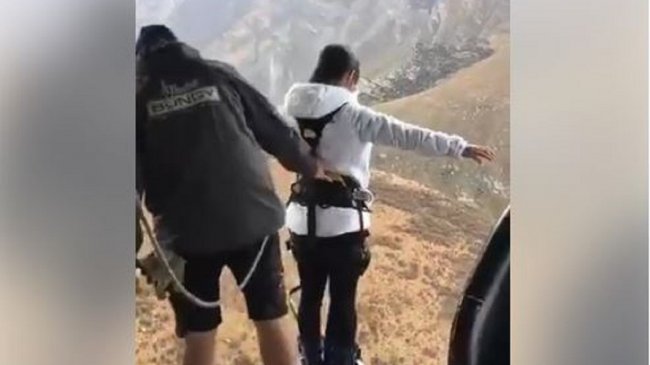 高空弹跳未绑绳？ 妙龄女高处坠下网疯传