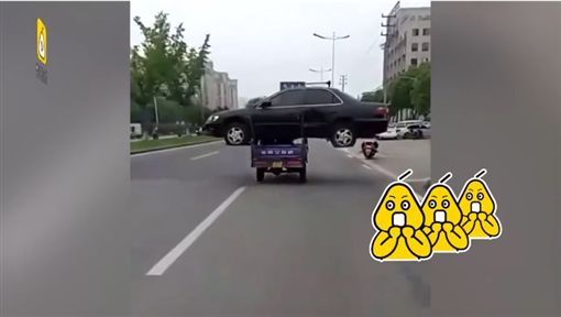 为省拖车费三轮车「顶」轿车 街上奔驰吓闪众车