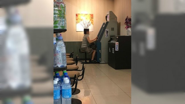 大妈半夜坐ATM前按20分钟 超商店员解惑