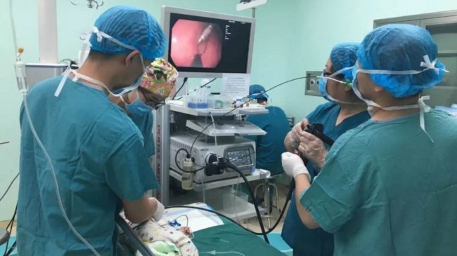 满月男婴口吐白沫嘴唇发紫 竟是3岁哥哥喂食螺丝钉
