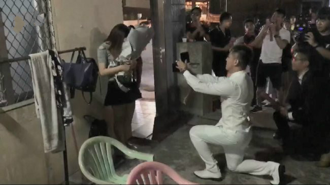 22台奔驰车大举出动 上演夜间求婚记