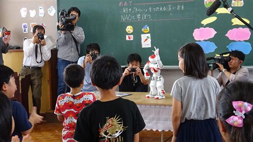 日本小学找不到英语助教出奇招！ 请「机器人」帮忙上课