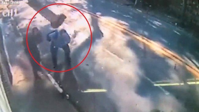 绝命终结站翻版！ 男子停步下秒遭水泥柱钉趴倒地