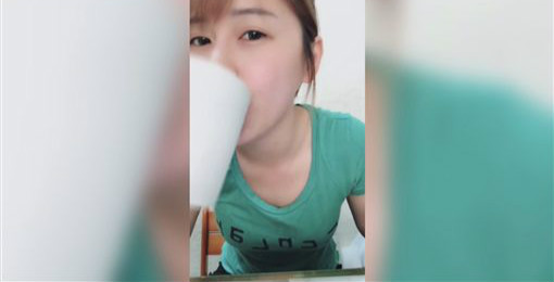限塑新喝法！正妹发明「串珠奶茶」 网友笑翻：烧烤鸡心？