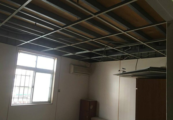 拆天花板秒下「恶烂尸骨雨」 装修工阴影重：快吐死了