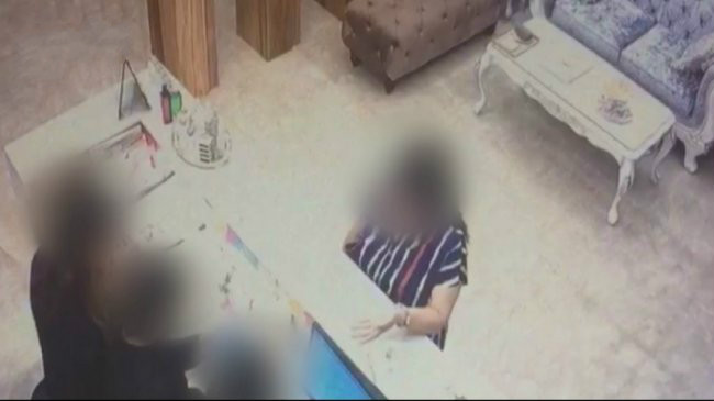 不忍员工受委屈 霸气老板娘扩音怒怼客人
