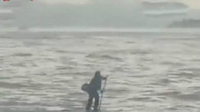 纽约西装男赶开会 划浆板渡河引民众围观