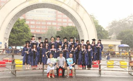 暨大「暴雨毕业照」爆红 教授「端坐陪淋雨」超敬业