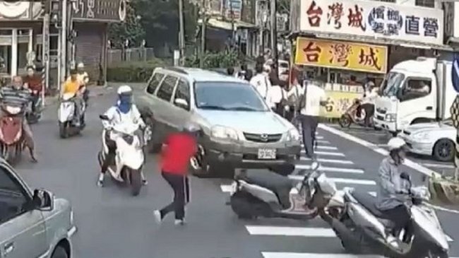 无人催油门却「自行落跑」 机车撞上分隔岛让网友笑翻