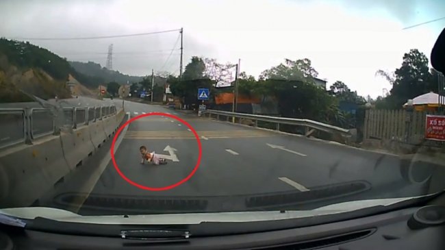 婴儿爬大马路险遭砂石车高速辗压 画面曝光吓坏网友