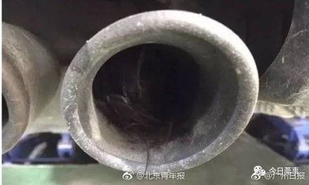 机车排气管拉出「女人长发」 修车技师曝真相惊呆网友