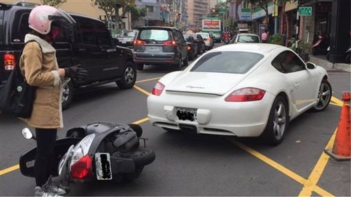 妹子骑车撞保时捷！车主：尚未求偿　引网友热议：人美真好