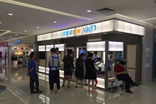剪发也淫！发廊门口电视播A片 路过民众围观爽看