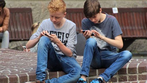 社群媒体恐影响青少年身心？ 用越久未来「幸福感」越低