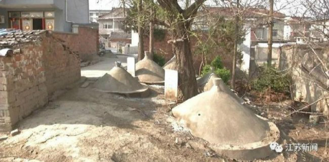 心惊惊！住家被19座坟墓包围 离屋最近仅50公分