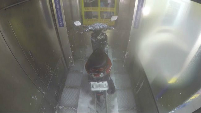 洗机车也全自动！ 3分钟「水刀+泡沫」速洗