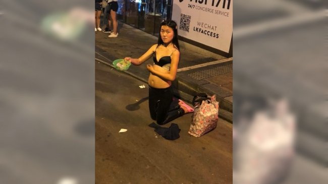 长发妹低胸行乞 喝红酒滑手机被酸「有品味」
