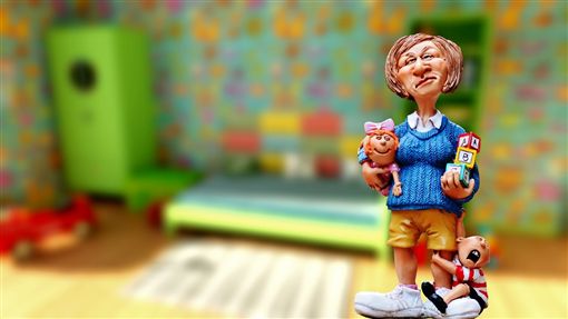 保姆带孩累翻？母亲查看监控惊呆  女竟脚绑「沙袋」带孩子